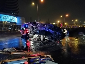 Bariyerlerin Üzerine Çıkan Minibüsteki Vatandaşları İtfaiye Kurtardı