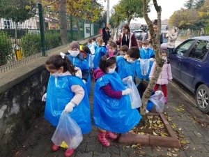 Minikler Yeşil Ve Temiz Çevre İçin Kolları Sıvadı