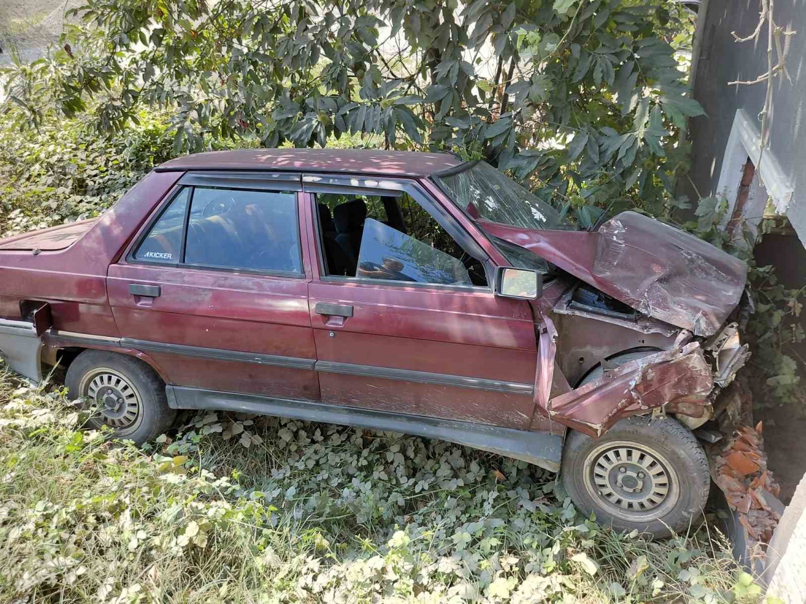otomobil-bos-kulubeye-carpti-1-yarali
