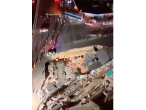 Çin’de Yol Çöktü, 3 Otomobil Çukura Düştü