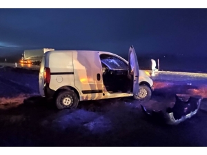 Hafif Ticari Araçla Otomobil Çarpıştı: 8 Yaralı