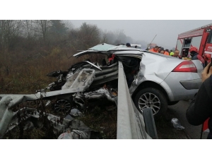 Düzce’de, Kontrolden Çıkan Otomobil Bariyerlere Ok Gibi Saplandı