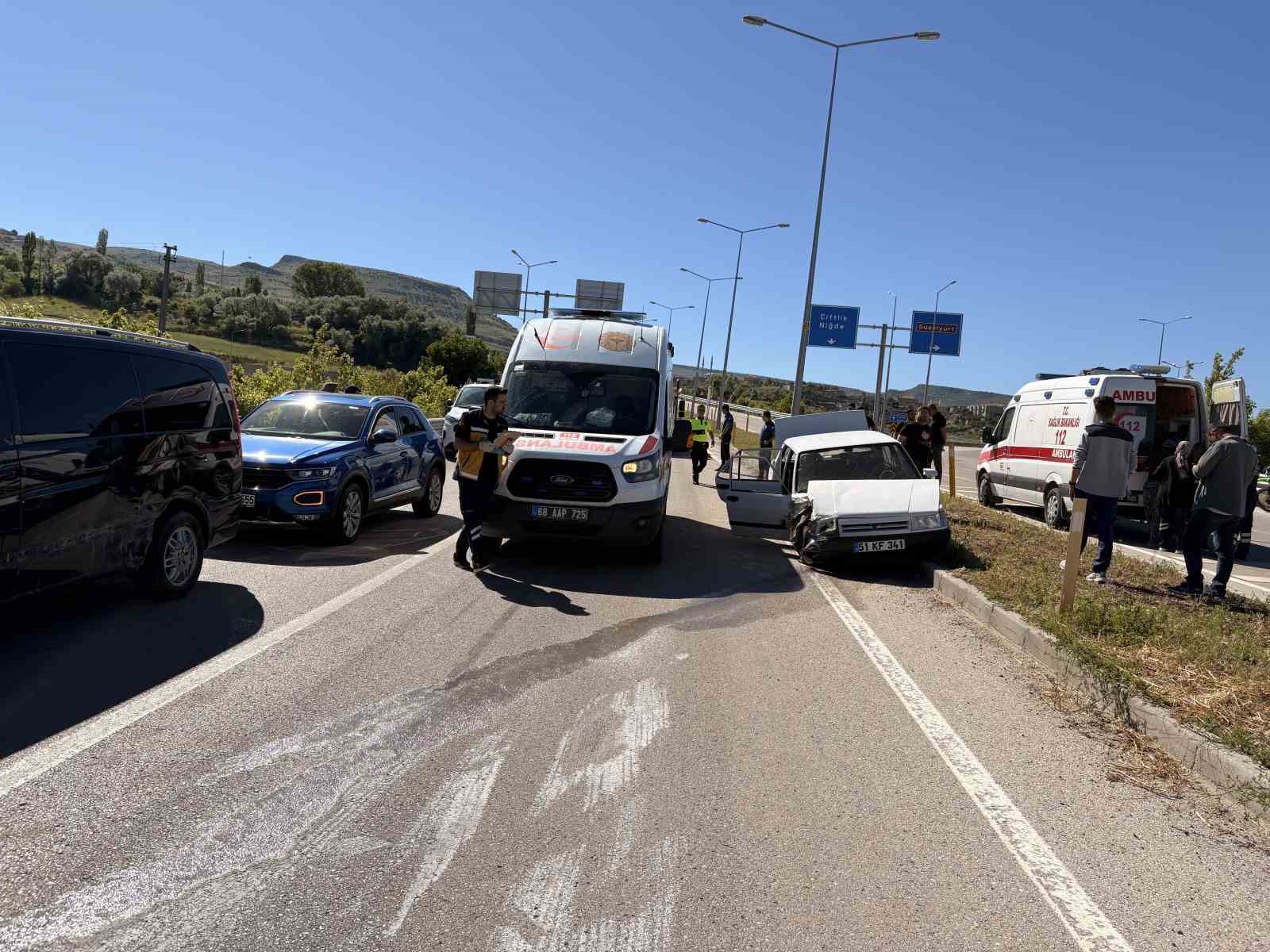 aksaray-da-otomobil-minibuse-carpti-8-yarali