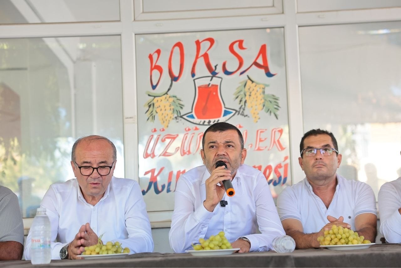 baskan-cavusoglu-buldan-da-uzum-ureticileriyle-bulustu