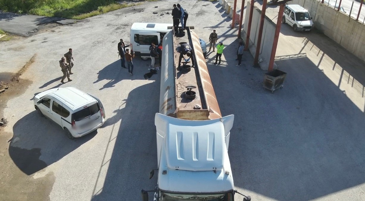 bitlis-te-yakit-tankerinin-icinde-30-kacak-gocmen-yakalandi