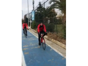 Genç Kızın Bisiklet Sürücüsü Tarafından Saldırıya Uğradığı Anlar Kamerada