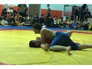 Adilcevazlı Öğrenciler Güreş Müsabakalarında İl Birincisi Oldu