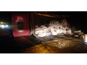 Sinop’ta Un Yüklü Tır Devrildi