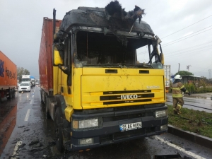 İzmir’de Seyir Halindeki Tır Alev Aldı
