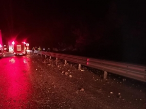 Pancar Yüklü Kamyon Devrildi: 1 Yaralı