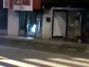 Eczanelerin Camını Kıran Saldırgan Görüntülendi