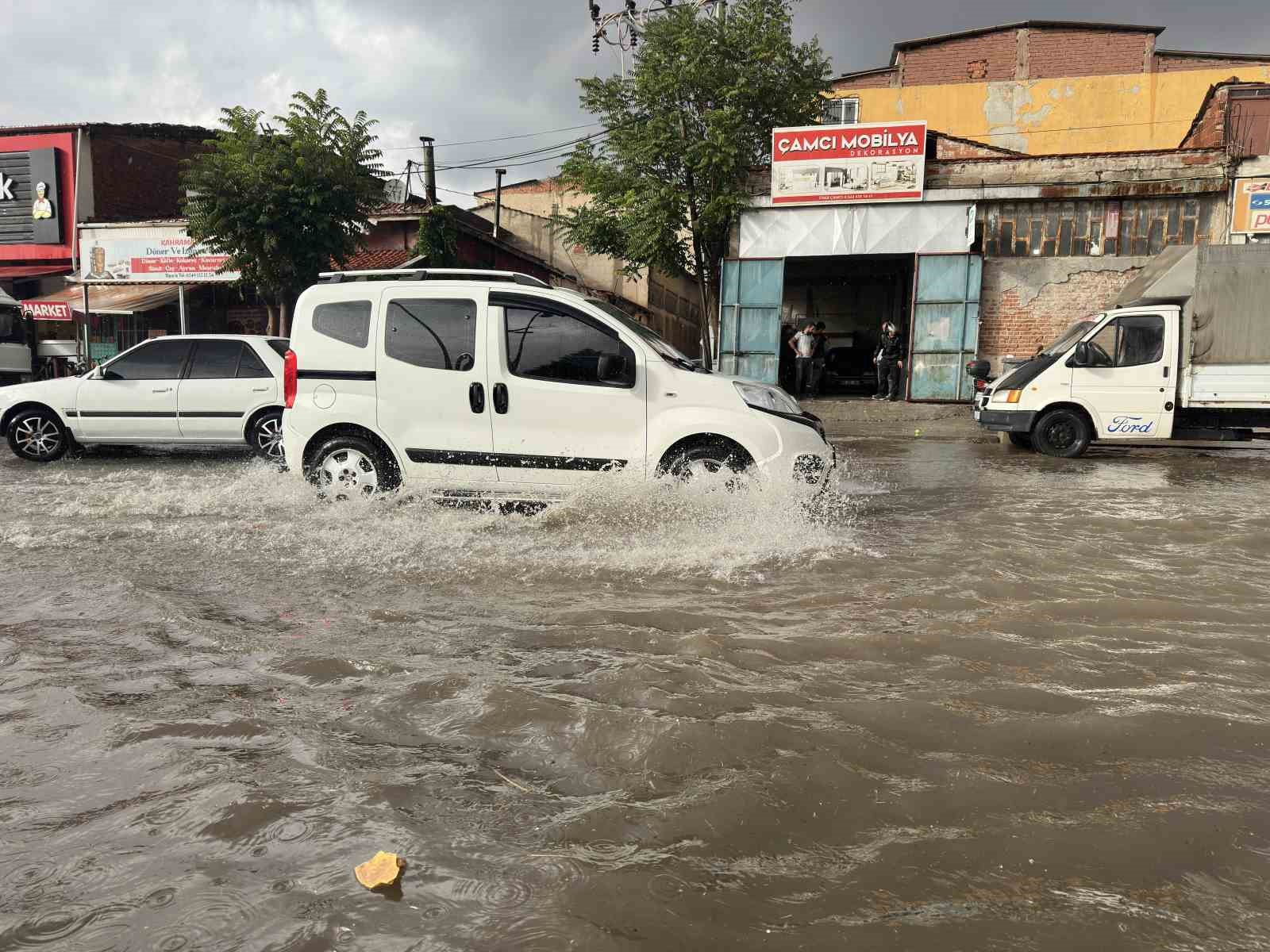 usak-ta-saganak-yollari-gole-cevirdi