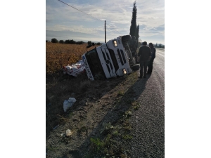 Yem Yüklü Kamyon Devrildi: 1 Yaralı