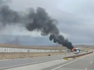 Seyir Halindeki Tır Alev Alev Yandı