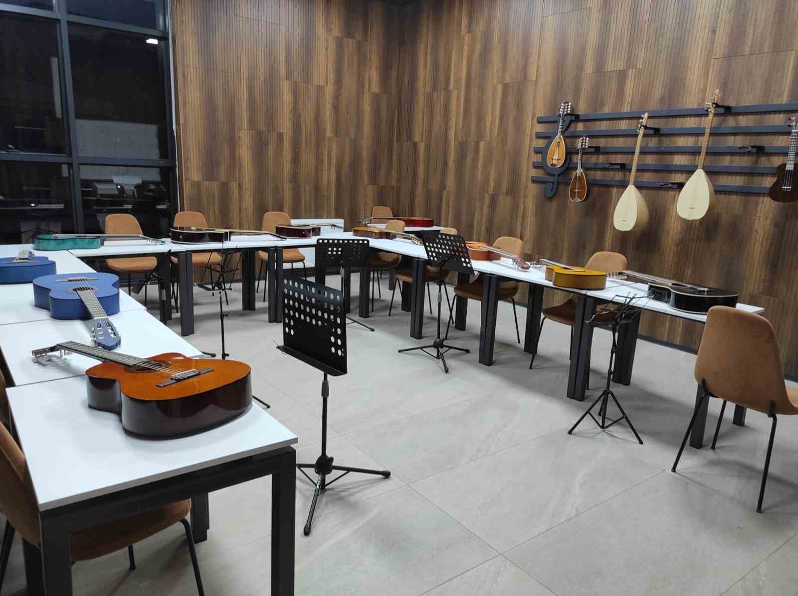 sason-da-gencler-icin-ucretsiz-muzik-resim-kursu-basliyor