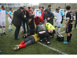 Dili Ters Dönen Kaleciye Hakem Müdahale Etti