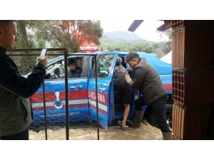 Dere Taşması Sonucu Su Basan Evde Mahsur Kalan Aile Kurtarıldı