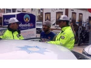 Trafik Cezası Yedi, Yolda Oturma Eylemi Yaptı