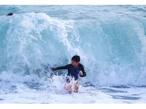 İngiliz Baba Oğlun Dev Dalgalarda Tehlikeli Oyunu
