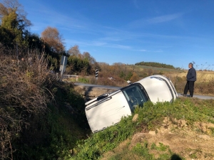 Hakimiyetini Kaybeden Araç Su Kanalına Uçtu