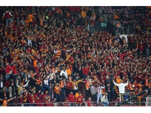 Galatasaray Taraftarları İki Takımı Da Tribüne Çağırdı