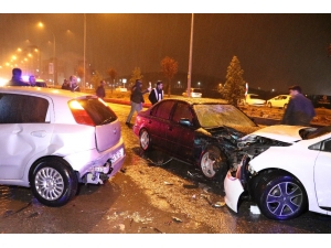 Otomobil Kaza Sonrası Toplanan Kalabalığa Daldı: 8 Yaralı