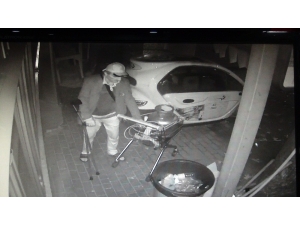 Engelli Şahıs Hırsızlık Yaparken Kameralara Yakalandı