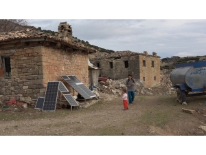 37 Yıl Önce Terk Edilen Köyde Bir Tek Onlar Kaldı