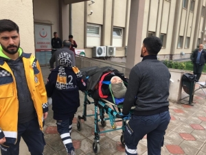 Otomobil Şarampole Yuvarlandı: 4 Yaralı