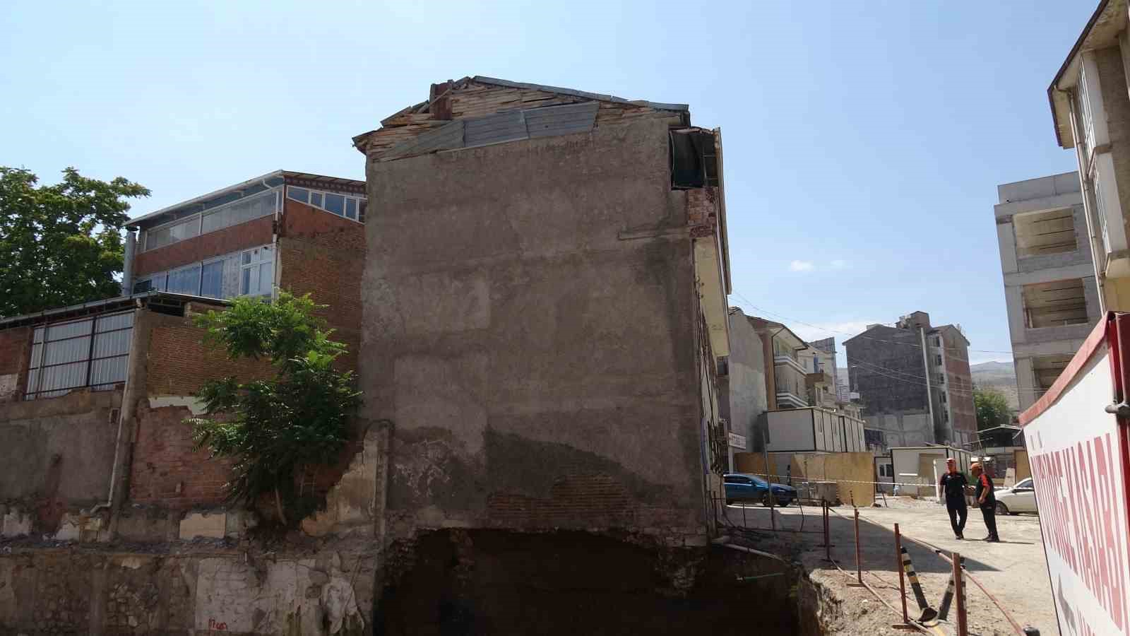 temelindeki-gocuk-sonrasi-apartman-muhurlendi