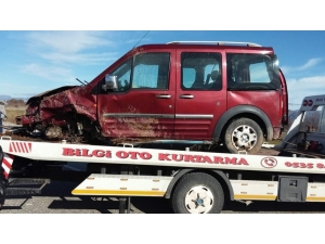 Lastiği Fırlayan Araç Tarlaya Uçtu