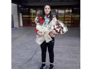 Şampiyon Esma Alper Çiçeklerle Karşılandı