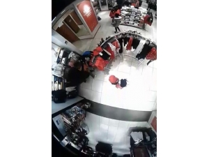 Anne Kız Hırsızlık Yaparken Kameralara Yakalandı