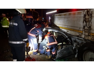 Otomobil Tıra Ok Gibi Saplandı: 1 Ölü