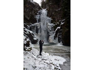 Kış Mevsiminde Şelaleler Hayran Bırakıyor