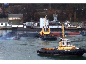 Kırım’da Su Almaya Başlayan Rus Denizaltısı Kontrollü Batırılıyor