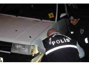 Seyir Halindeki Otomobile Kurşun Yağdırdılar