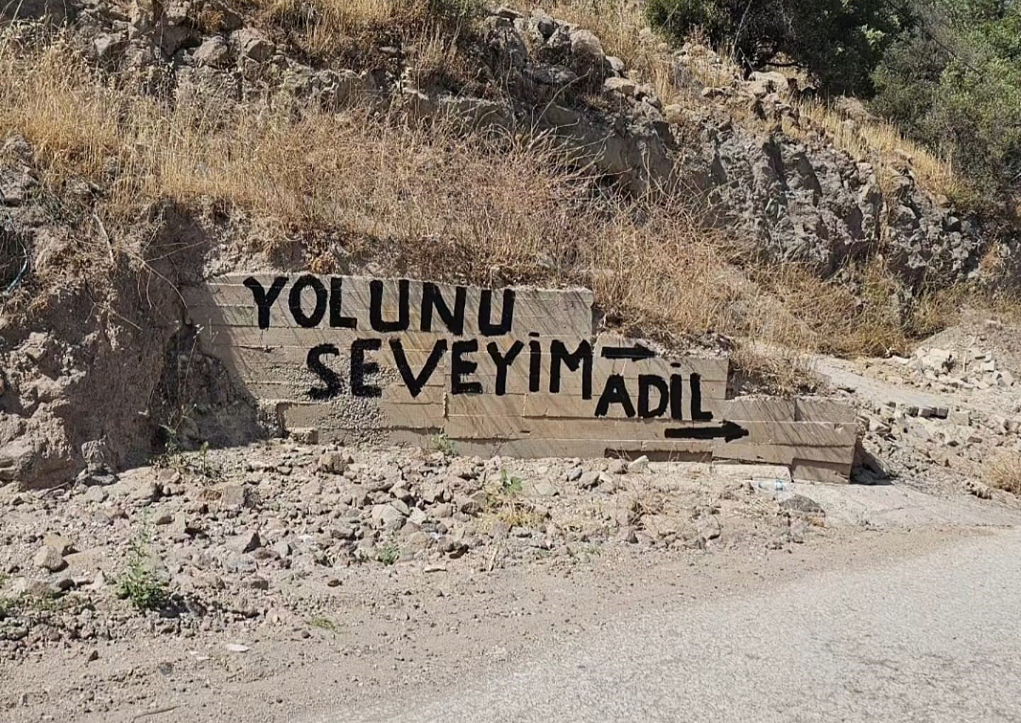 izmir-de-bozuk-yol-isyan-ettirdi-vatandas-cileyi-duvarlara-yazdi
