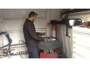 Kamyonetini Seyyar Lastikçi Dükkanı Yaptı