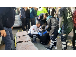 Motosiklet İle Hafif Ticari Araç Çarpıştı: 1 Yaralı