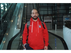 İstiklal Marşı’nı Gururla Söyleyen Buz Hokeyi Milli Takımı Yurda Döndü