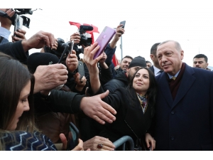 İsviçre’deki Türk Vatandaşlarından Erdoğan’a Coşkulu Karşılama