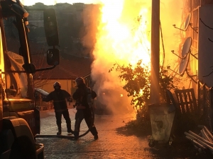 Damperi Elektrik Tellerine Takılan Kamyon Alev Alev Yandı