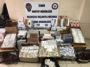İzmir’de 7 Bin 200 Paket Kaçak Sigara Ve 185 Şişe Sahte İçki Ele Geçirildi