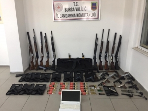Bursa’da Kaçak Silah Tacirlerine Şafak Operasyonu... Onlarca Silah Ve Tüfek Yakalandı