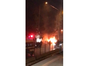 Seyir Halindeki Otomobil Alev Alev Yandı, 3 Kişi Ölümden Döndü