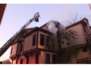 İzmit’te Tarihi Ahşap Binada Çıkan Yangın Büyük Hasara Neden Oldu