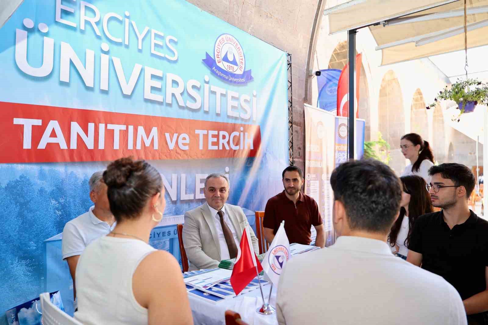 rektor-prof-dr-fatih-altun-tercih-danismanligi-standinda-ogrenciler-ile-bulustu