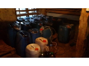 Jandarma Baskın Yaptığı Evde 1,5 Ton Kaçak Şarap Ele Geçirdi