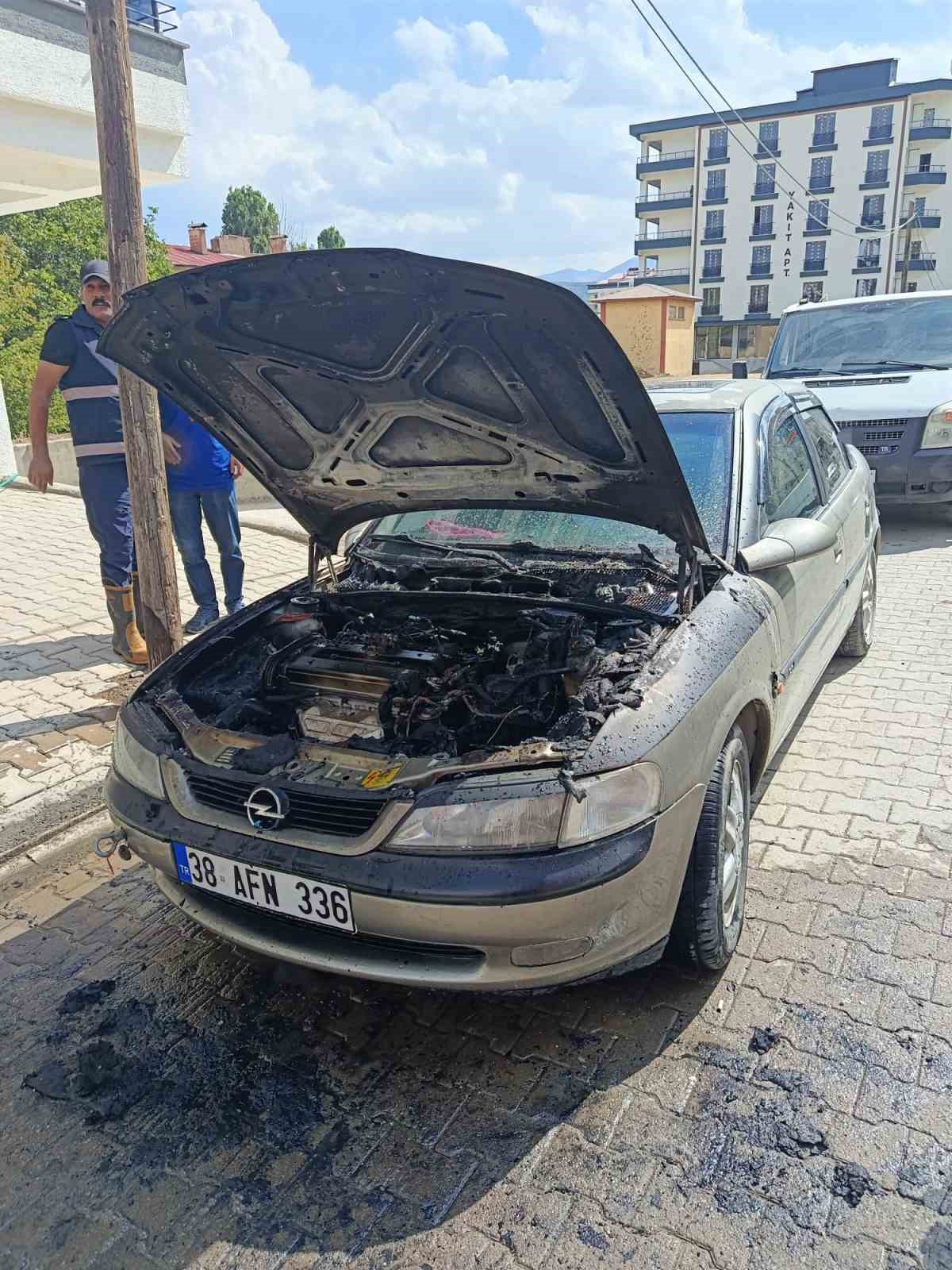 tatvan-da-park-halindeki-otomobil-alev-aldi